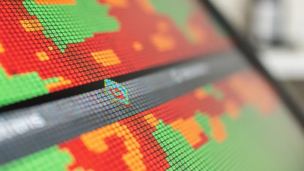 Analyste examinant des données de termes de recherche sur un écran avec des graphiques de gaspillage budgétaire