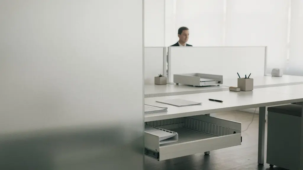 Un espace de travail tres epure, sans piles de dossiers ni papier, illustrant une victoire visible de dematerialisation.