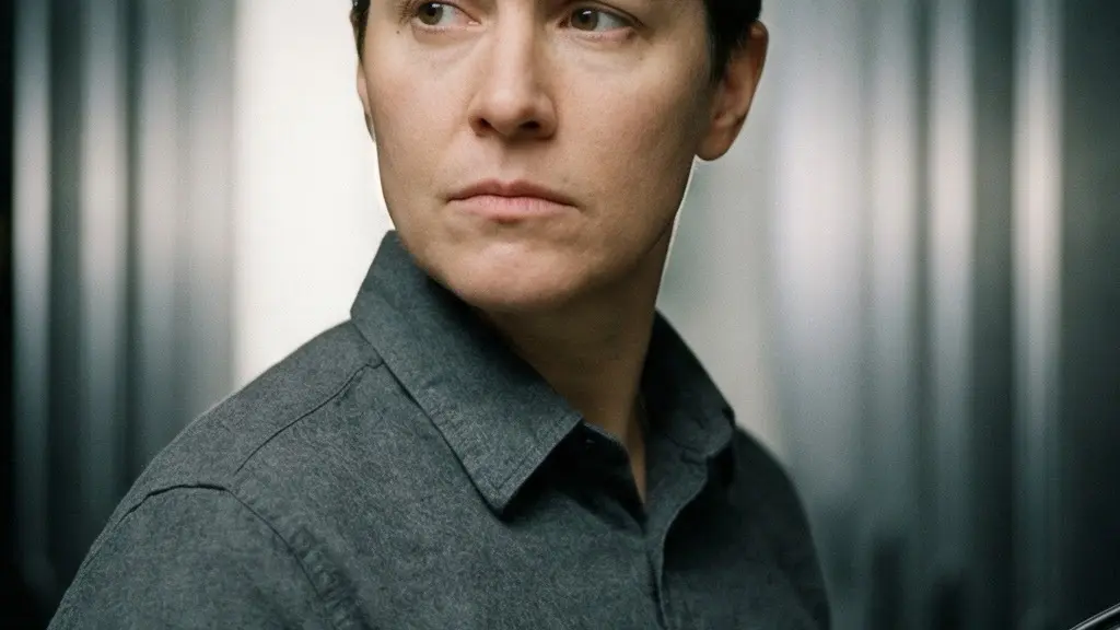 Portrait réaliste d’une personne en environnement technique, évoquant le coût invisible du back-end sans montrer d’écrans ni de texte.