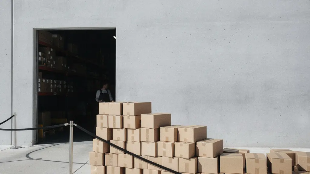 Vue large d’un point d’expédition e-commerce submergé par un afflux soudain de colis, métaphore d’un pic de trafic maîtrisé par une file d’attente.